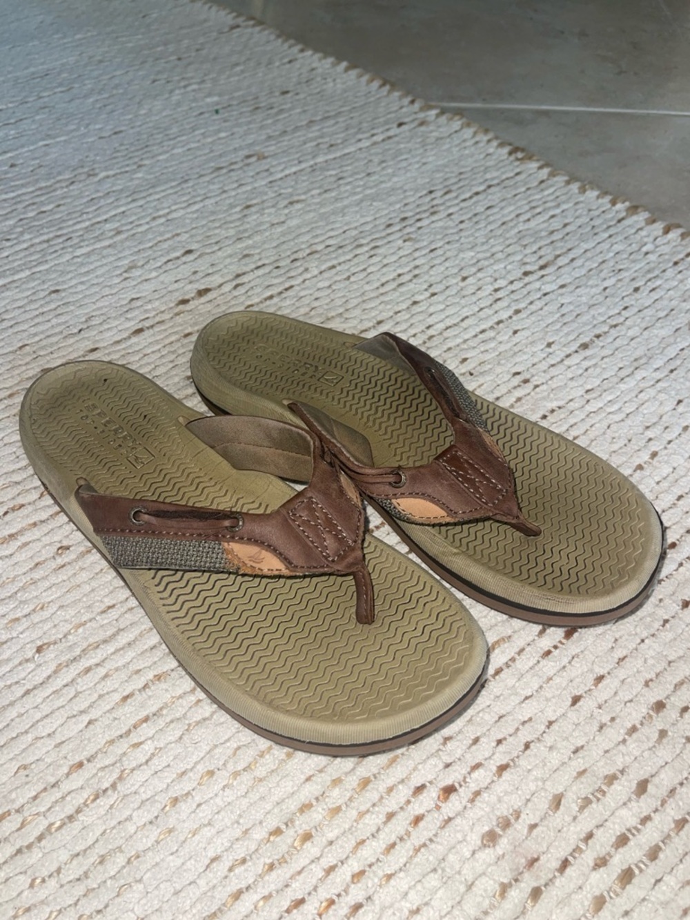 Sperry Bluefish flip flops